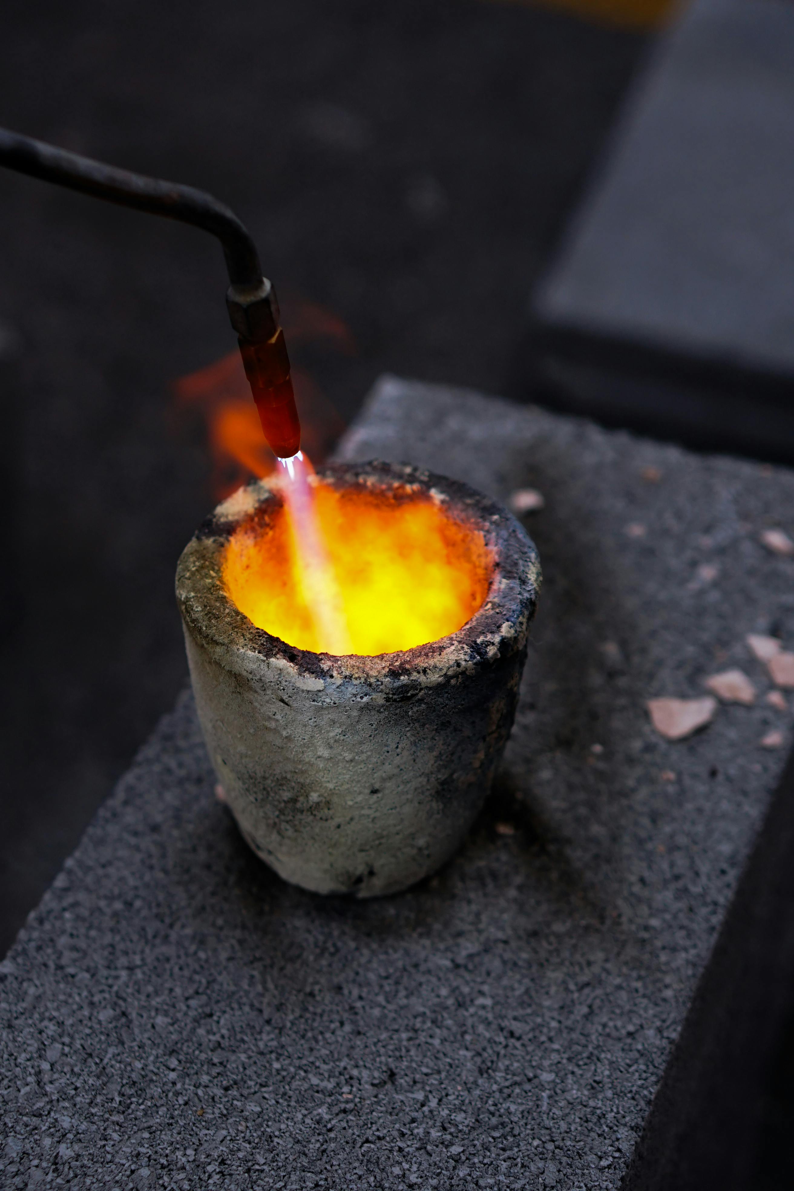 New discovery of casting risers: multiple roles of manganese dioxide